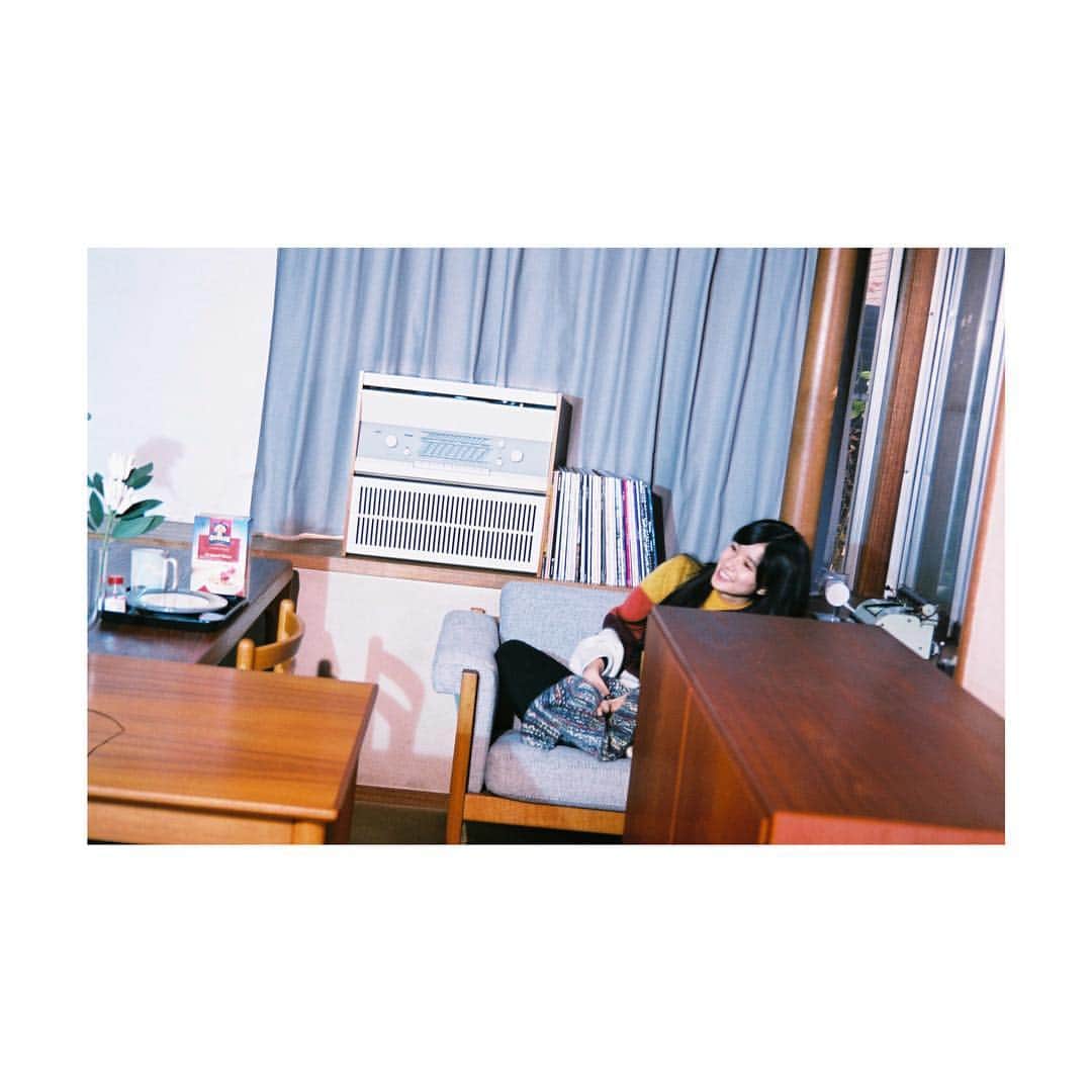 芳根京子さんのインスタグラム写真 - (芳根京子Instagram)「GINZA発売中☺︎ #film #GINZA #去年編んだ #手編みマフラー」1月28日 7時53分 - yoshinekyoko
