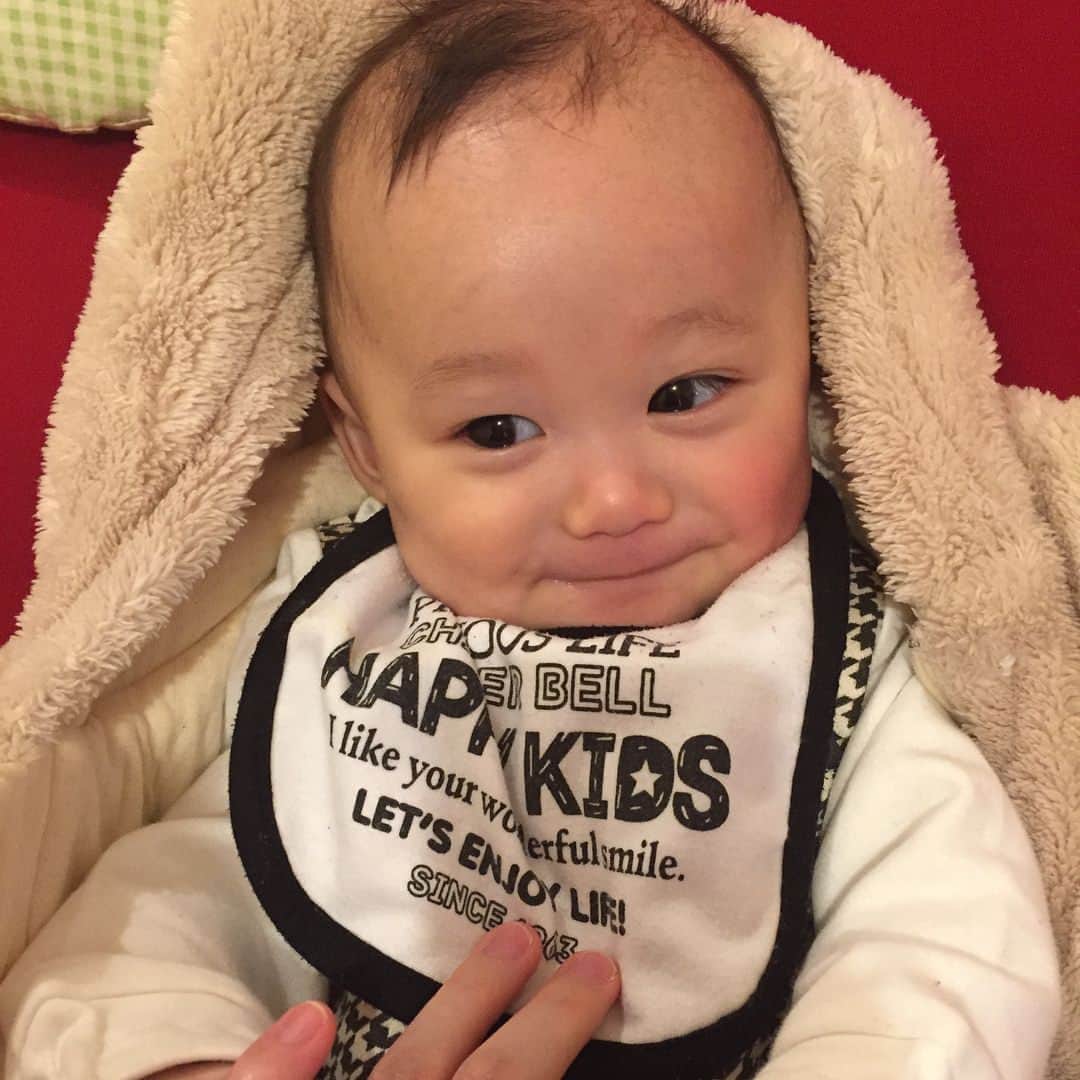 下田美咲さんのインスタグラム写真 - (下田美咲Instagram)「気難しい顔をして私の手で遊んでるのも可愛いし、呼んだらこっちを向いて、目が合ったら笑顔になるの超可愛い。  #赤ちゃん #子育て #生後4ヶ月半 #baby #boy #息子」1月28日 10時41分 - shimodamisaki815