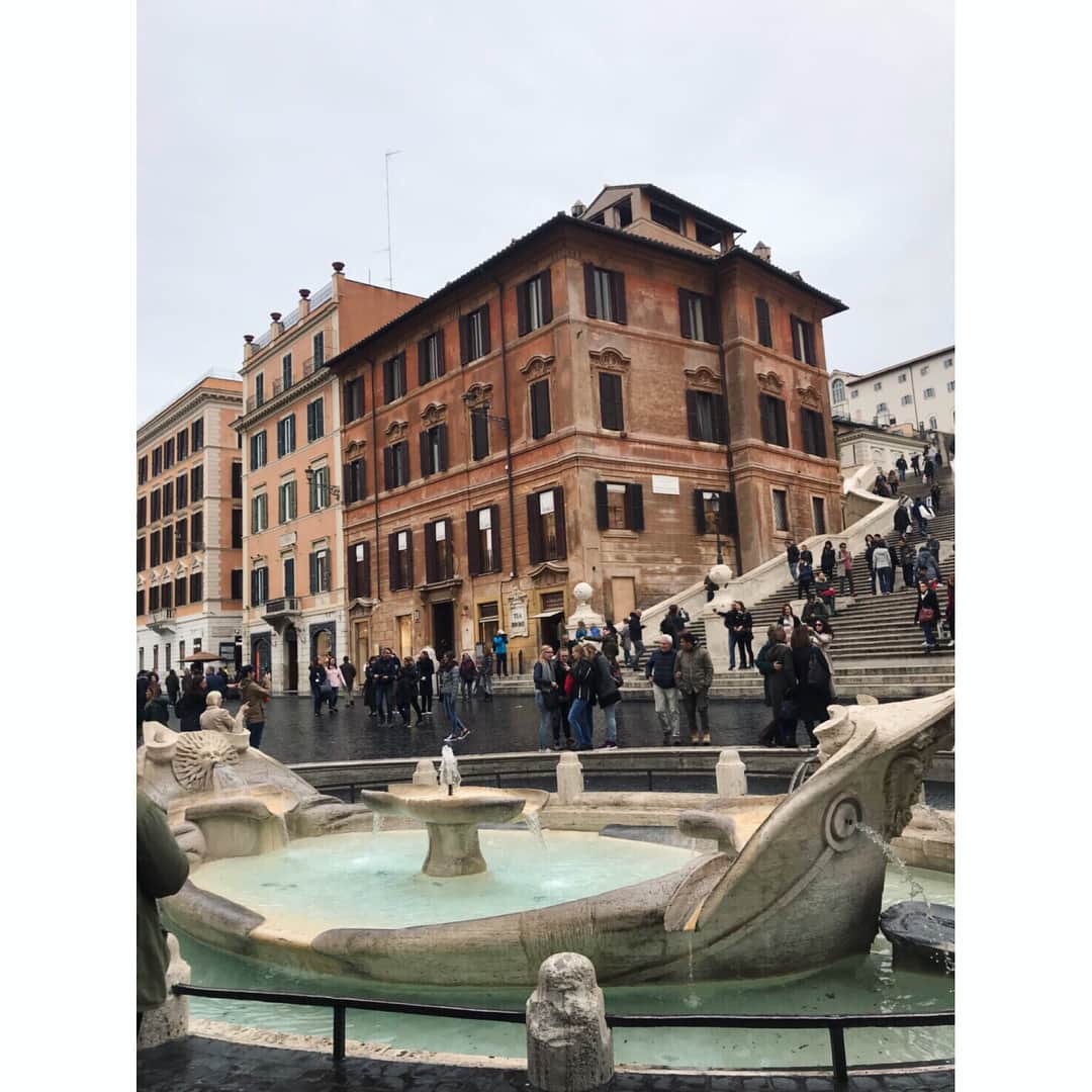 藤澤恵麻さんのインスタグラム写真 - (藤澤恵麻Instagram)「最後はローマへ。 トレビの泉、真実の口、スペイン広場、コロッセオ…憧れだったローマの風景を次々と目の前にして、夢のようでした。 ヴァチカン市国へ。 ヴァチカン美術館の展示はどれも荘厳で圧倒されました。 イタリアでは、どこのレストランに入ってもお料理がとても美味しかったですが、ローマでも心ゆくまで堪能しました。 初めてのイタリア。素敵な思い出が沢山できて、忘れられない旅となりました。 機会があったら再訪して、また他の都市にも足を運んでみたいなぁ。  #恵麻 #ema #ローマ #トレビの泉 #真実の口 #スペイン広場 #ヴァチカン市国 #ヴァチカン美術館」1月28日 10時41分 - ema_fujisawa_official