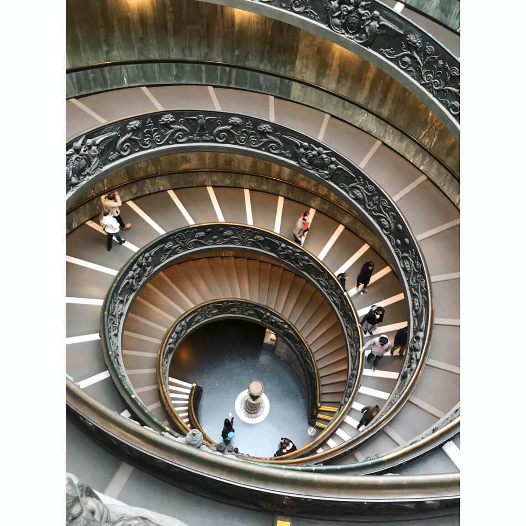 藤澤恵麻さんのインスタグラム写真 - (藤澤恵麻Instagram)「最後はローマへ。 トレビの泉、真実の口、スペイン広場、コロッセオ…憧れだったローマの風景を次々と目の前にして、夢のようでした。 ヴァチカン市国へ。 ヴァチカン美術館の展示はどれも荘厳で圧倒されました。 イタリアでは、どこのレストランに入ってもお料理がとても美味しかったですが、ローマでも心ゆくまで堪能しました。 初めてのイタリア。素敵な思い出が沢山できて、忘れられない旅となりました。 機会があったら再訪して、また他の都市にも足を運んでみたいなぁ。  #恵麻 #ema #ローマ #トレビの泉 #真実の口 #スペイン広場 #ヴァチカン市国 #ヴァチカン美術館」1月28日 10時41分 - ema_fujisawa_official