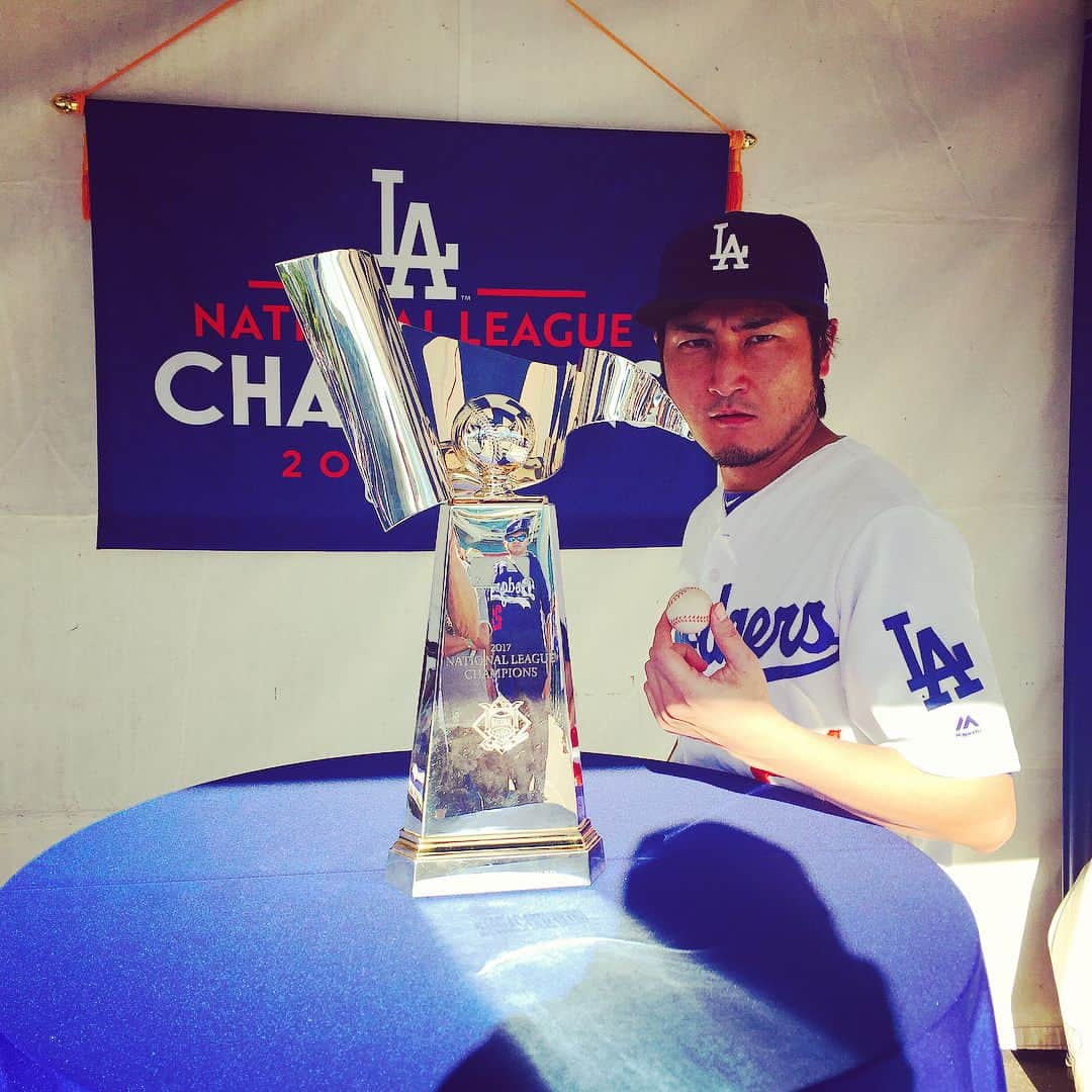 アキテリヤキのインスタグラム：「Dodgers fan fest  ドジャース祭り  #2018 #mlb #baseball  #dodgers #fan  #festival  #losangeles  #minivish  #champion  #nationalleague  #trophy  #2.1 #野球 #メジャーリーグ #ドジャース #ロサンゼルス #ミニビッシュ #ファン #祭り #トロフィー」