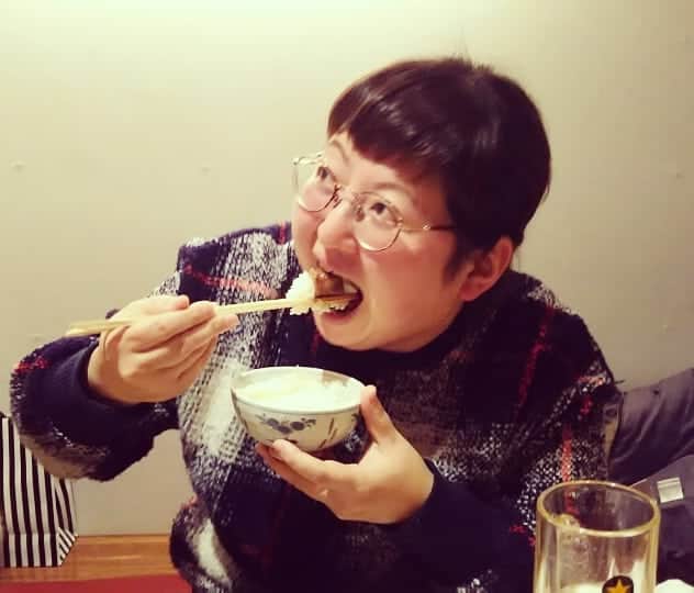 青木淳也さんのインスタグラム写真 - (青木淳也Instagram)「． ． ． 飯ドル。  中村さん。  完璧なポーズの中村さんも流石なんですが、食べる前のリアルワクワク笑顔が一番です。  それにしても笑ってますねぇ。  ワクワクが溢れてます。 ． ． #飯ドル #焼肉 #ごはん #笑顔 #食」1月28日 12時04分 - blueriveraoki