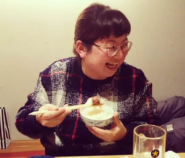 青木淳也さんのインスタグラム写真 - (青木淳也Instagram)「． ． ． 飯ドル。  中村さん。  完璧なポーズの中村さんも流石なんですが、食べる前のリアルワクワク笑顔が一番です。  それにしても笑ってますねぇ。  ワクワクが溢れてます。 ． ． #飯ドル #焼肉 #ごはん #笑顔 #食」1月28日 12時04分 - blueriveraoki