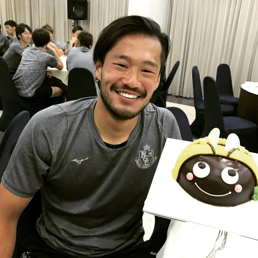渋谷飛翔さんのインスタグラム写真 - (渋谷飛翔Instagram)「昨日で２３歳になりました‼ キャンプ中の誕生日と言うことで 選手、スタッフの皆様に祝っていただきました とても嬉しかったです‼  最高の年になるよう頑張りますn😁🎉🎉」1月28日 12時32分 - tsubasashibuya18