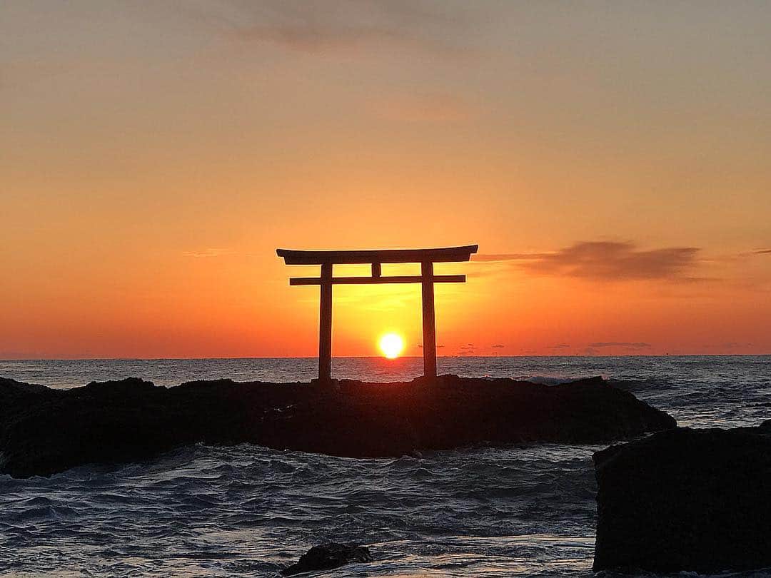 知華さんのインスタグラム写真 - (知華Instagram)「2017.01.28 今年初の日の出。  #大洗海岸  #茨城  #日の出  #sunsetbeach  #japan」1月28日 17時05分 - tomoca1204