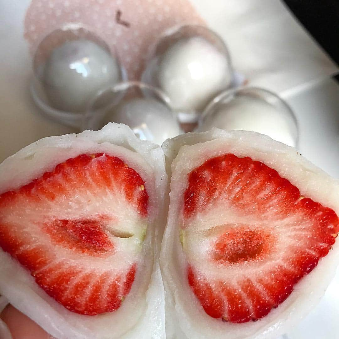 まゆまゆさんのインスタグラム写真 - (まゆまゆInstagram)「, パカっ🍓 こはくのいちご大福🍓🍓🍓大好き #こはく#いちご大福#西宮#苦楽園 #instafood#和菓子#いちご」1月28日 17時28分 - 7mayu2mayu