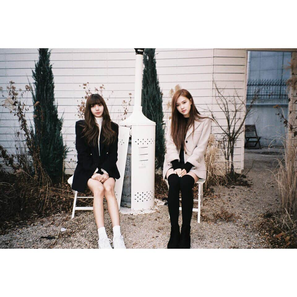 BLACKPINKさんのインスタグラム写真 - (BLACKPINKInstagram)「#BLACKPINK#ROSÉ#LISA#BLINKS#STAYWARM#MISSUBLINKS#ATTHEBLACKPINKHOUSE  We hope our Blinks are keeping warm today. Have a lovely night everyone 🌙🖤🦋」1月28日 19時27分 - blackpinkofficial