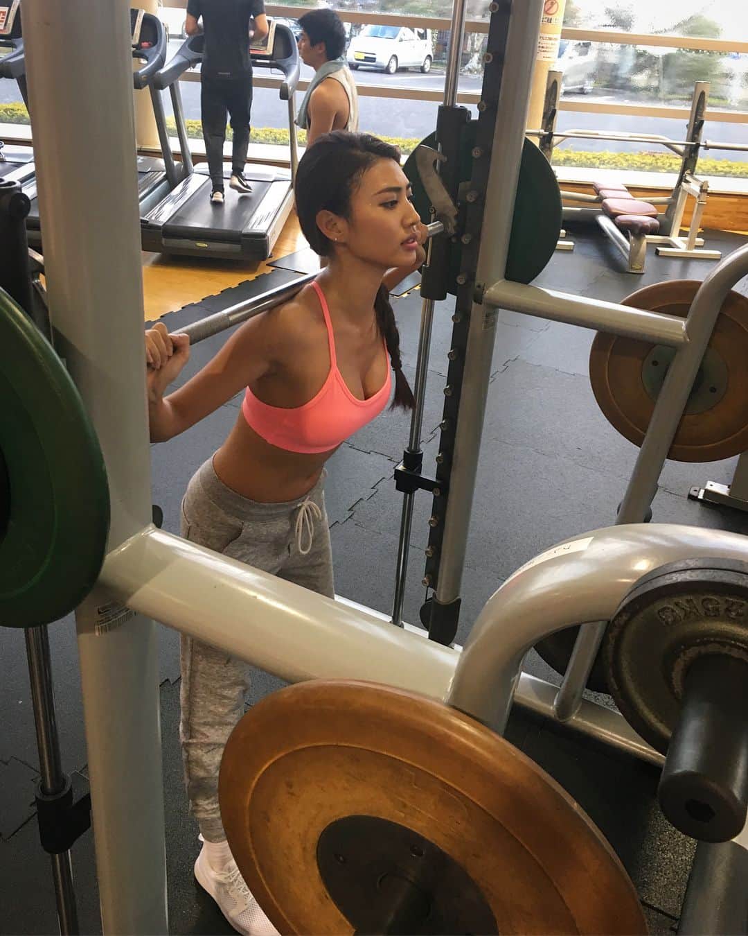青山めぐさんのインスタグラム写真 - (青山めぐInstagram)「全力のトレーニング🏋🏽‍♀️🤞🏾🌟 #筋トレ #ジム #トレーニング #ウエイトトレーニング #スクワット #ベンチプレス #スミスマシン #トレーニングウェア #gym #training #weighttraining #squat #benchpress #smithmachine #trainingwear #lornajane #sweatpants #nike #trainingday」1月28日 19時48分 - megu_19880928