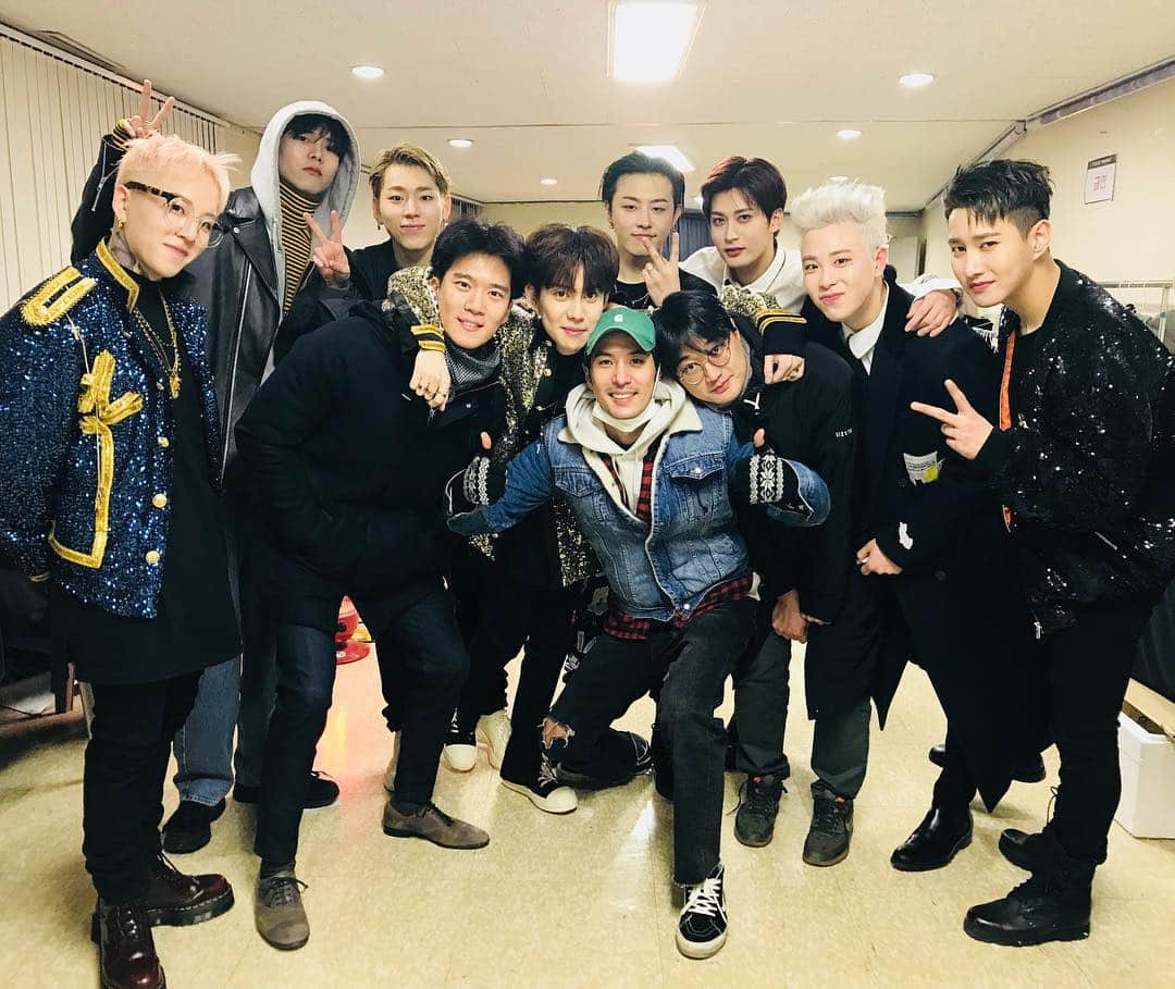 キム・ジソクのインスタグラム：「올해 최고 감동받은날👍🏻✨ 진짜공연보면서 감탄또감탄🙌🏻 블락비와 문제적남자 콜라보❤️ 따끈따끈하지 사진🌈」