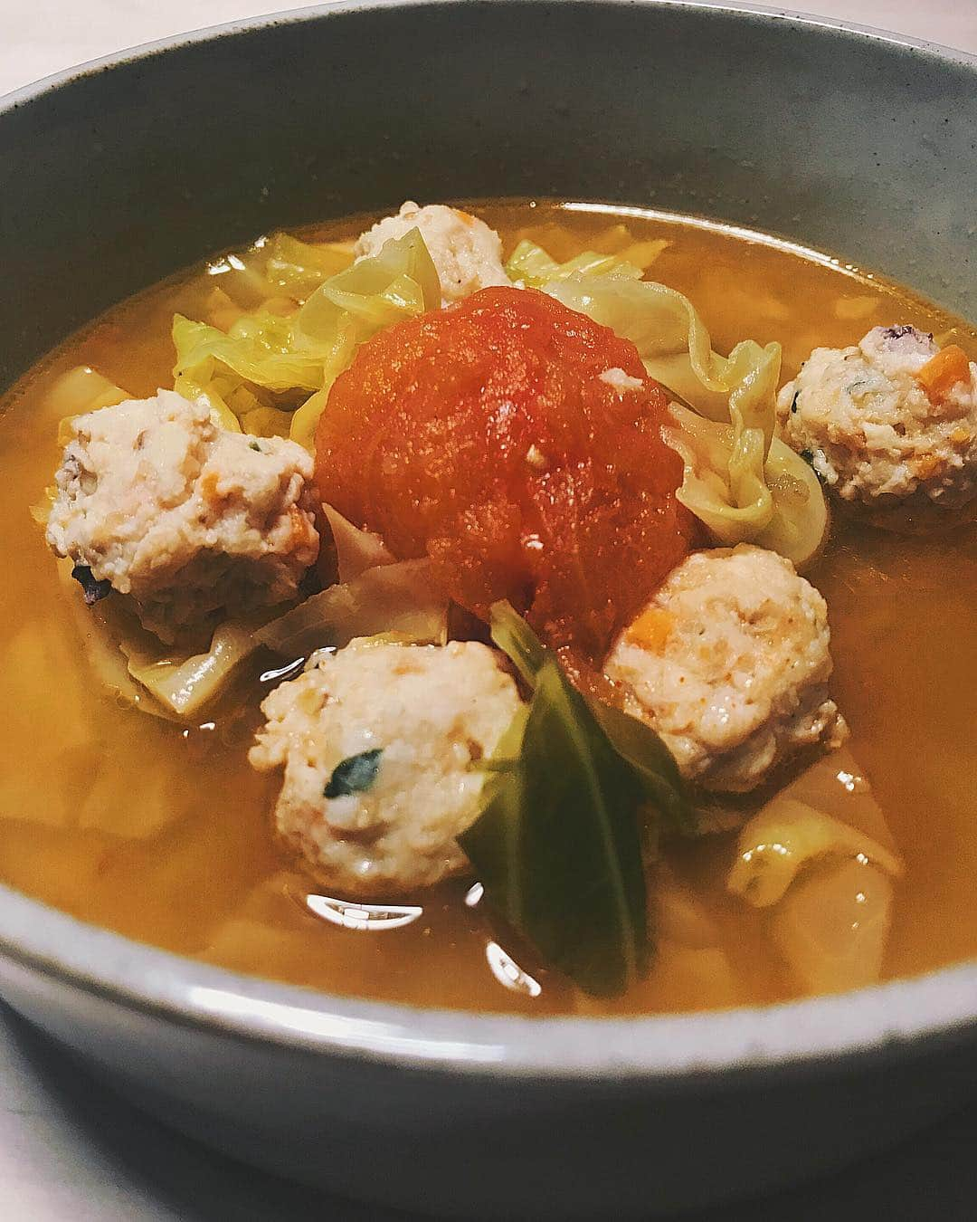 蓮沼千紘さんのインスタグラム写真 - (蓮沼千紘Instagram)「丸ごとトマトスープ。🍅 冬、スープ食べがち。 トマトの皮は湯むきしておくこと。 イカゲソ入りの鶏団子、コリコリ食感が癖になります。♨️ .  #トマト大好き #蓮沼食堂」1月28日 20時36分 - knitchihiro