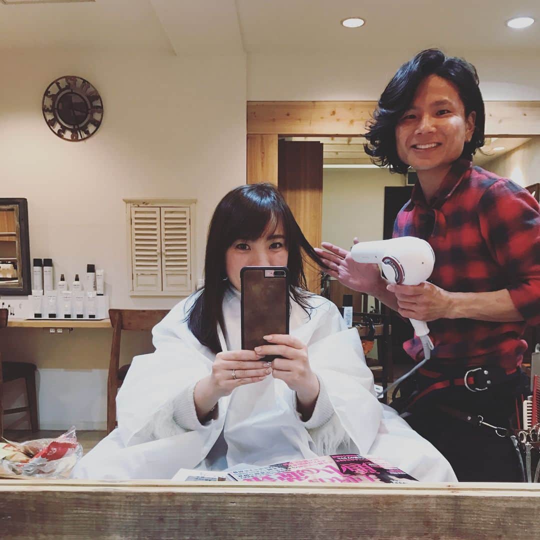 のインスタグラム：「今日夕方からは、久しぶりの自分メンテナンス時間。 今は美容室でヘアカラー落ち着かせ、迷った挙句また前髪短くしました！ その前には、人生初の美容鍼。 2枚目スワイプしたら、ビックリしますよー！笑  #美容室 #前髪 #美容鍼」