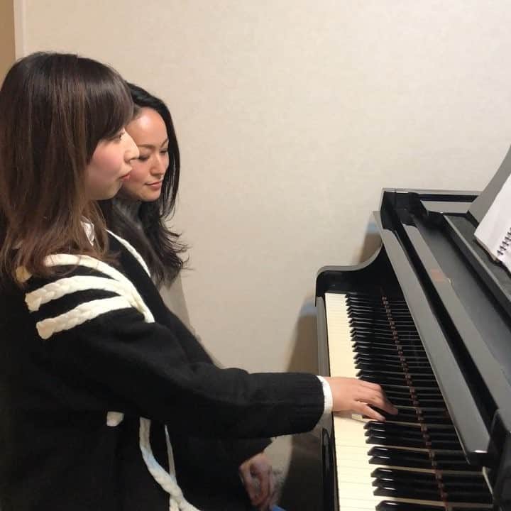 のインスタグラム：「Beginning of Star Wars 🌟 ・ ・ #スターウォーズ #エピソード4 より👽💫 ・ ・ ・ #yukoandyurikapianoduo #yukoandyurika #pianoduou #classicalmusic #classic  #piano #starwars #cantinaband #episode4 #practice #ピアノ #ピアノデュオ #ピアノデュオユー #ジェダイ #練習シリーズ #続きは次の投稿で💁❤️ #tobecontinued ...」