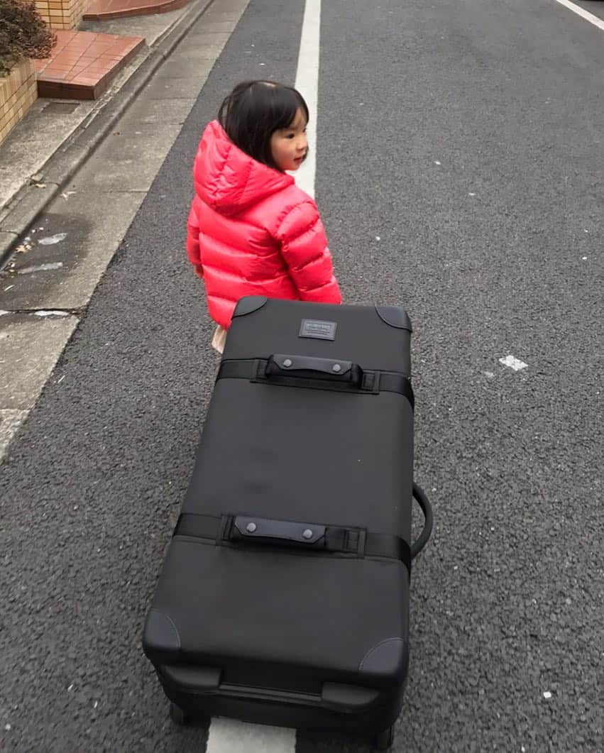 栗原友さんのインスタグラム写真 - (栗原友Instagram)「スーツケース新調しました。娘でも運べる軽さ。重宝しそうです。#burton @burtonjapan」1月29日 9時40分 - kuri__tomo