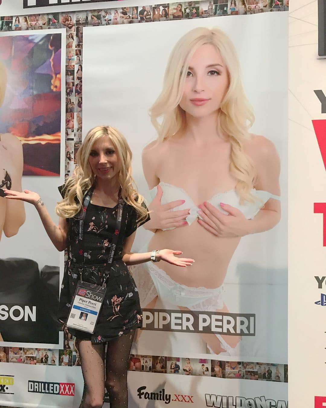 パイパー・ペリのインスタグラム：「AVN Day 1 (before the flu knocked me on my butt) @avn @cherrypimps」