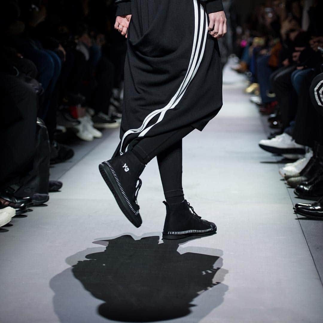ワイスリーのインスタグラム：「Y-3 Bynder High. Fall Winter 2018 Paris. #adidas #Y3 #YohjiYamamoto #PFW #BYNDER」