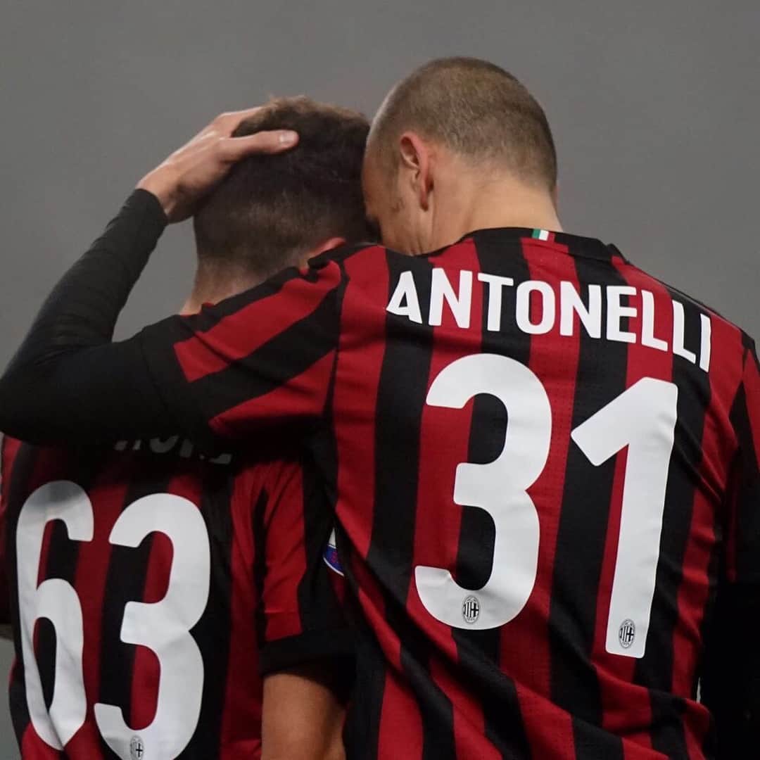 ルカ・アントネッリのインスタグラム：「Stasera grande vittoria a San Siro! Non potevo festeggiare le 200 presenze in @seriea_tim in modo migliore! #MilanLazio @acmilan ⚽️🔴⚫️」
