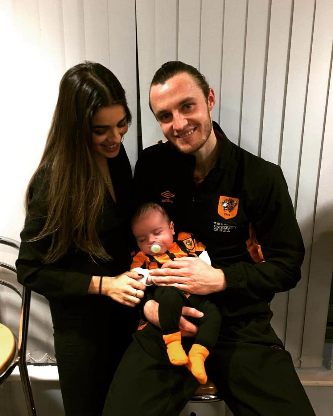 ウィル・ケインのインスタグラム：「Nice to have the little man at his first ever game yesterday! Big thanks to @mattbennett1 for sorting out his kit 😬👍🏻」