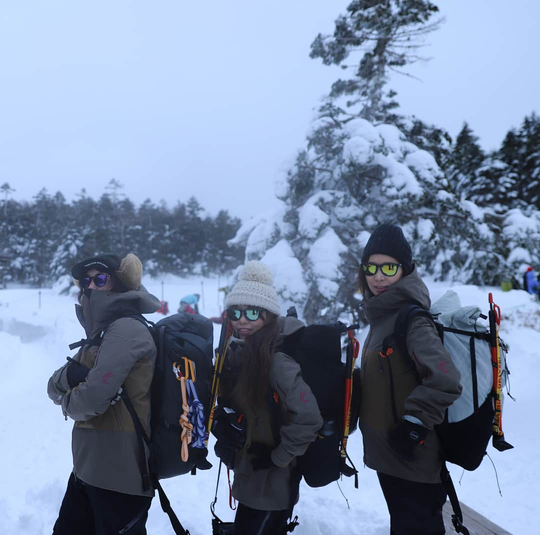 marikoさんのインスタグラム写真 - (marikoInstagram)「#登山#雪山#黒百合ヒュッテ#東天狗岳#西天狗岳#長野#ティートンブロス#山#登山好きな人と繋がりたい #山小屋# ⛄️ 2018.1.29 * おはようございます(﹡ˆᴗˆ﹡) ❄️ 2018.1.27-28東天狗岳🏔西天狗岳 ❄️ ❄️ 3人で揃えたティートンブロスのウエア😍 * そしてずーっと会いたかった @saayaai さあやちゃん❤️ とミラクルな出会い😍❤️ * * しかもウエアまでおそろぉぉ‼️ ❄️ ❄️ ティートントリオからティートンシスターズが結成されました❤️ * * ⛄️❄️⛄️❄️⛄️❄️ #山頂で会えず💦 #１２時タイムリミットでさあやちゃんを待つ😅 #遠くから一際際立つモデルがきた❣️ #あと１分遅かったら出会えてなかった#すごいご縁でした😆👍 #ありがとう❤️」1月29日 6時57分 - marimari8208