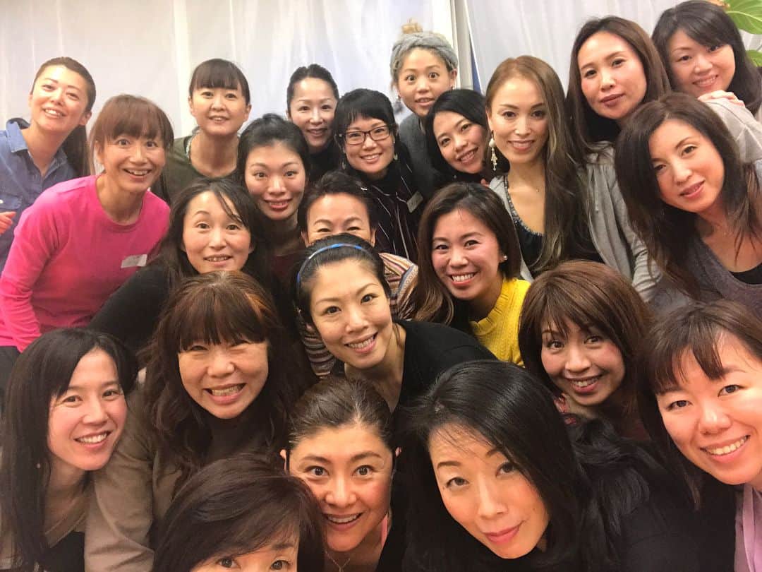 間々田佳子のインスタグラム：「昨日は名古屋講座 名古屋でも顔ヨガインストラクターさん達が大勢活躍しています！ 皆さん頑張ってくださいね〜！😊💕✨ #名古屋顔ヨガ #間々田佳子  #顔ヨガ」