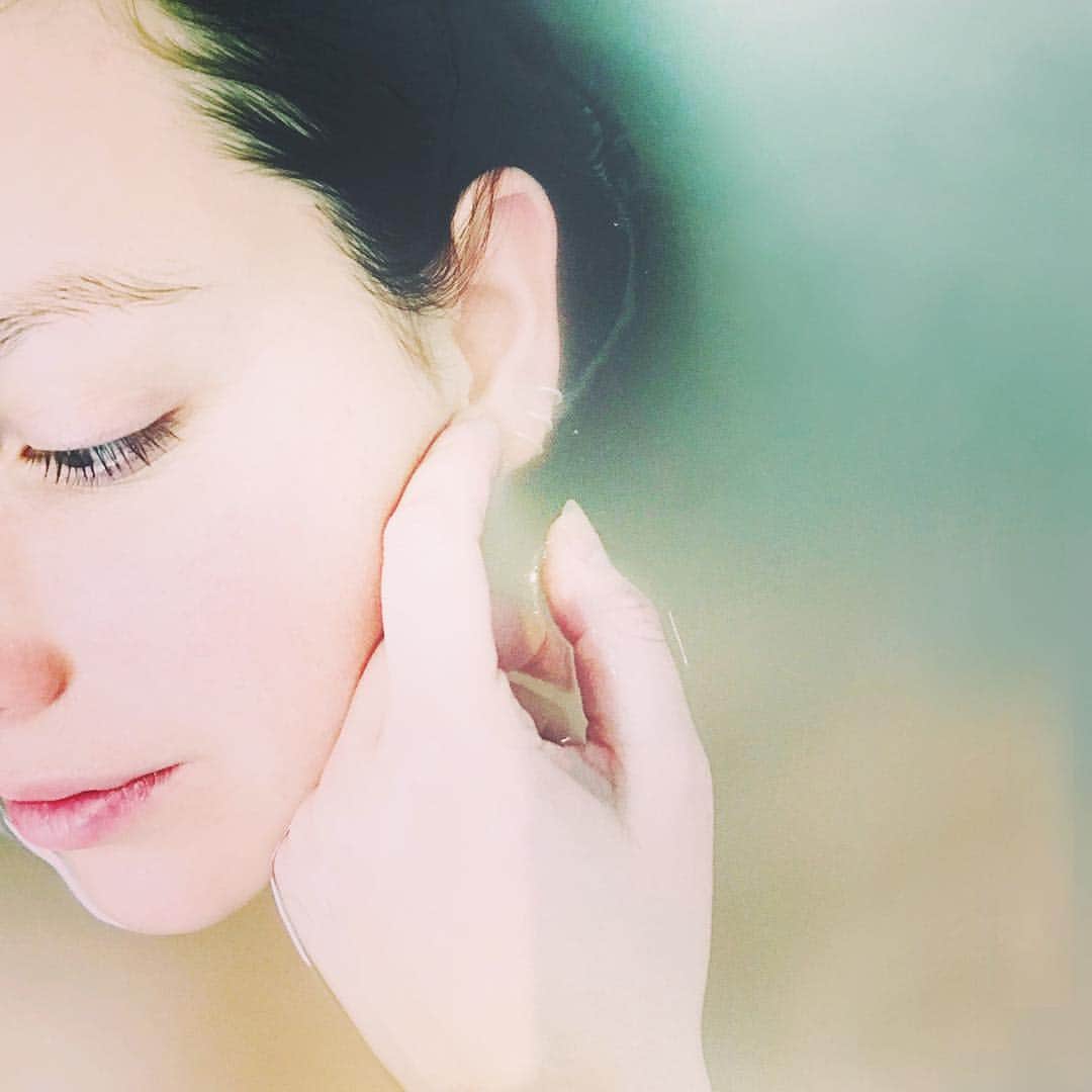 Seilan JABARA（セイラン ジャバラ）のインスタグラム：「【今日から実践！乾燥時のお風呂対策】 冬はいつもより肌が乾燥しがち。 特に敏感肌の人にとって、入浴は肌のケアにもなる大切な時間です🛁 効果的なお湯の温度は？入浴時間も実は大切？ ⠀⠀ 肌が荒れがちの時は参考に✨↓ @seilan_jabara トップのURLへ」