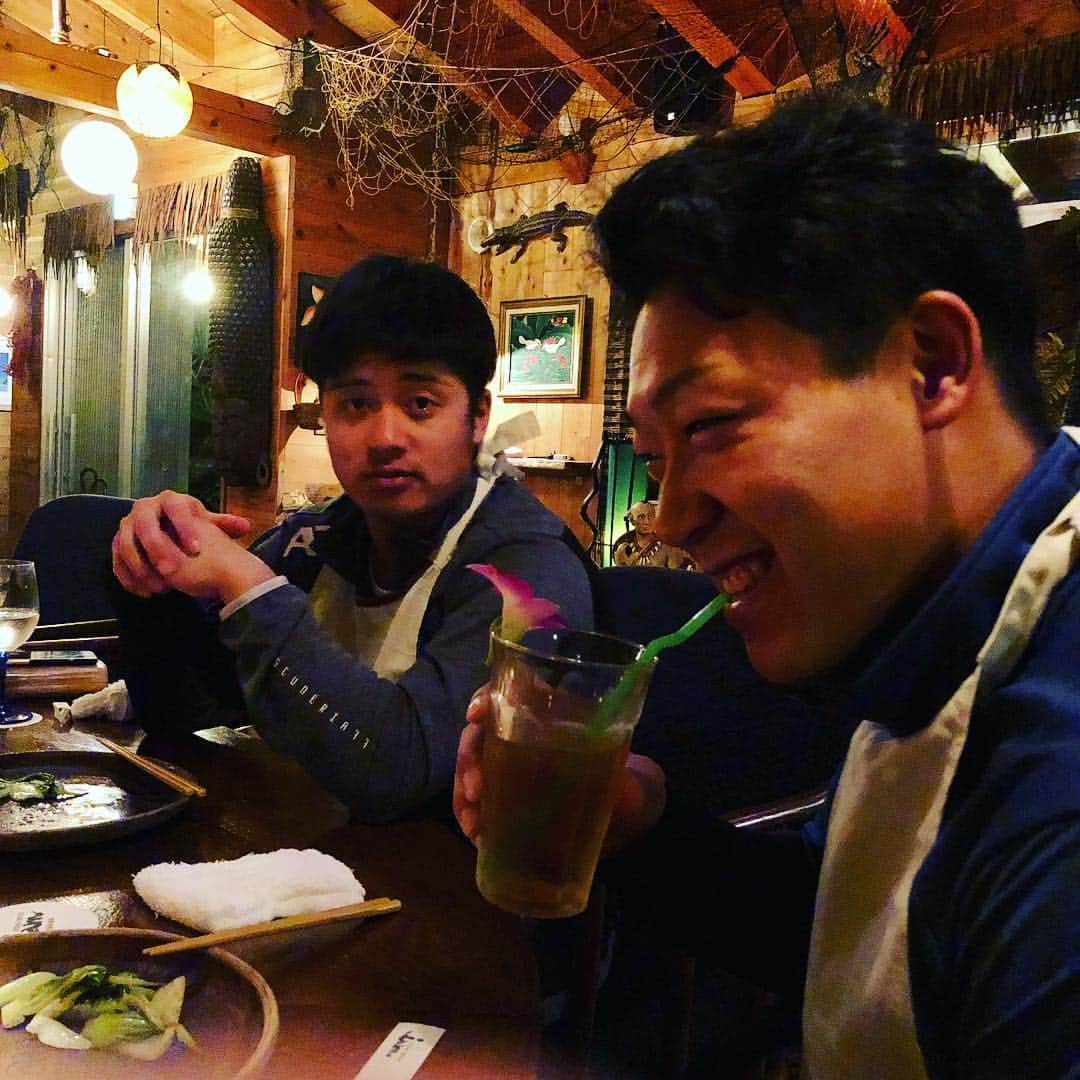北條史也のインスタグラム：「沖縄来たら肉やな #坂本誠志郎 #大山悠輔」