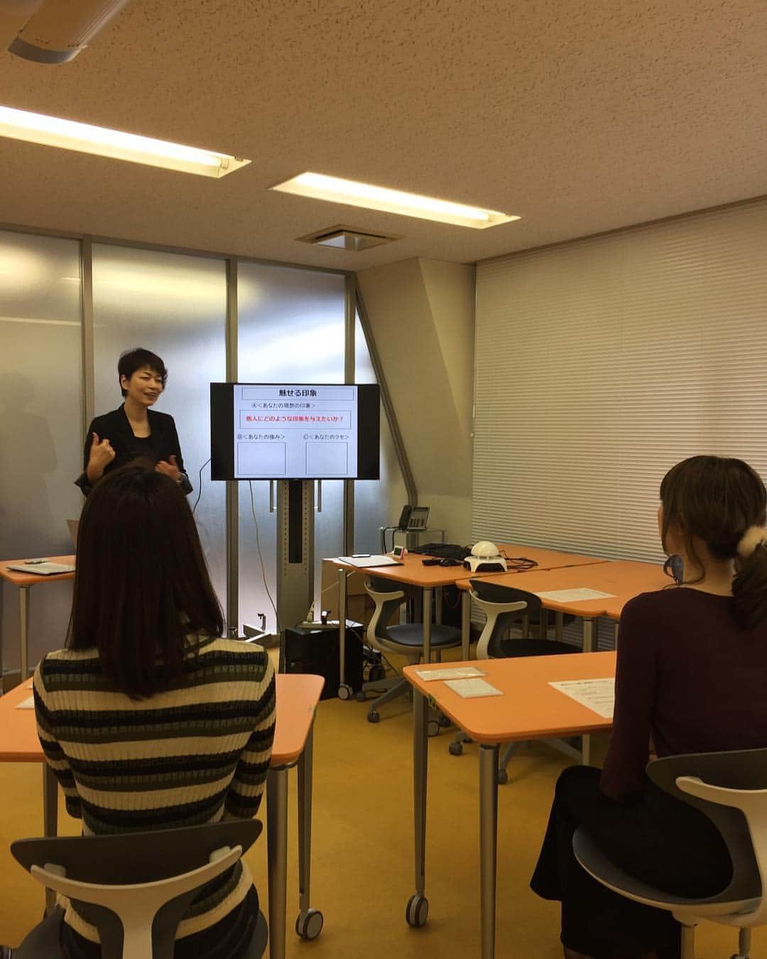 office manacalaのインスタグラム：「✨第一印象は変わります✨ 少しのポイントであなたの印象はさらに好印象になります😊💕 #名古屋お茶会 #nagoya #幸せ #愛知県 #名古屋 #中区 #栄 #スカイル9階 #主婦 #ママ #変えたい #変化 #暮らし #マナー #心理 #自分らしく #美人ママ #スタイル #自己啓発 #パパママハウス #就職活動 #就活 #カラー診断 #カラーリスト #rizap #上品 #親子 #しつけ #輝く女性のための #もう一度輝くことができるなら楽しみながら頑張る」