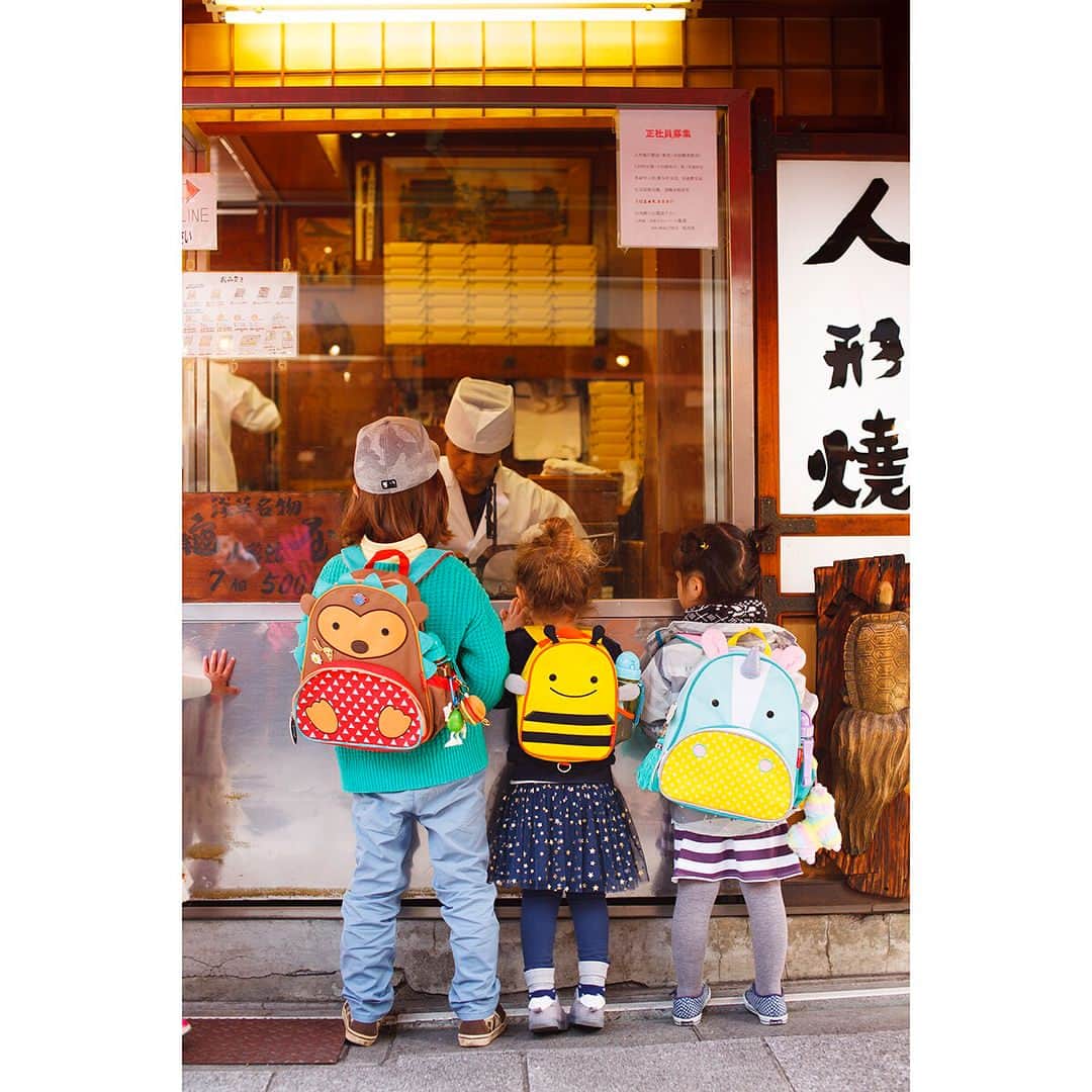 skiphop.jpさんのインスタグラム写真 - (skiphop.jpInstagram)「おいしそう。Walking around Asakusa. Always with SKIP HOP. ・ #skiphop #shareskiphop #スキップホップな背中 #dadway #ダッドウェイ #japan #tokyo #tokyotrip #asakusa #浅草 #sensoji #浅草寺 #kawaii #kids #初詣 #temple #観光 #お散歩 #おでかけ #アニマルリュックサック #キッズリュック #キッズバッグ  #はりねずみ #ハリネズミ #ヘッジホッグ  #レディバグ #みつばち #ミツバチ #ビー #ユニコーン」1月29日 11時46分 - skiphop.jp