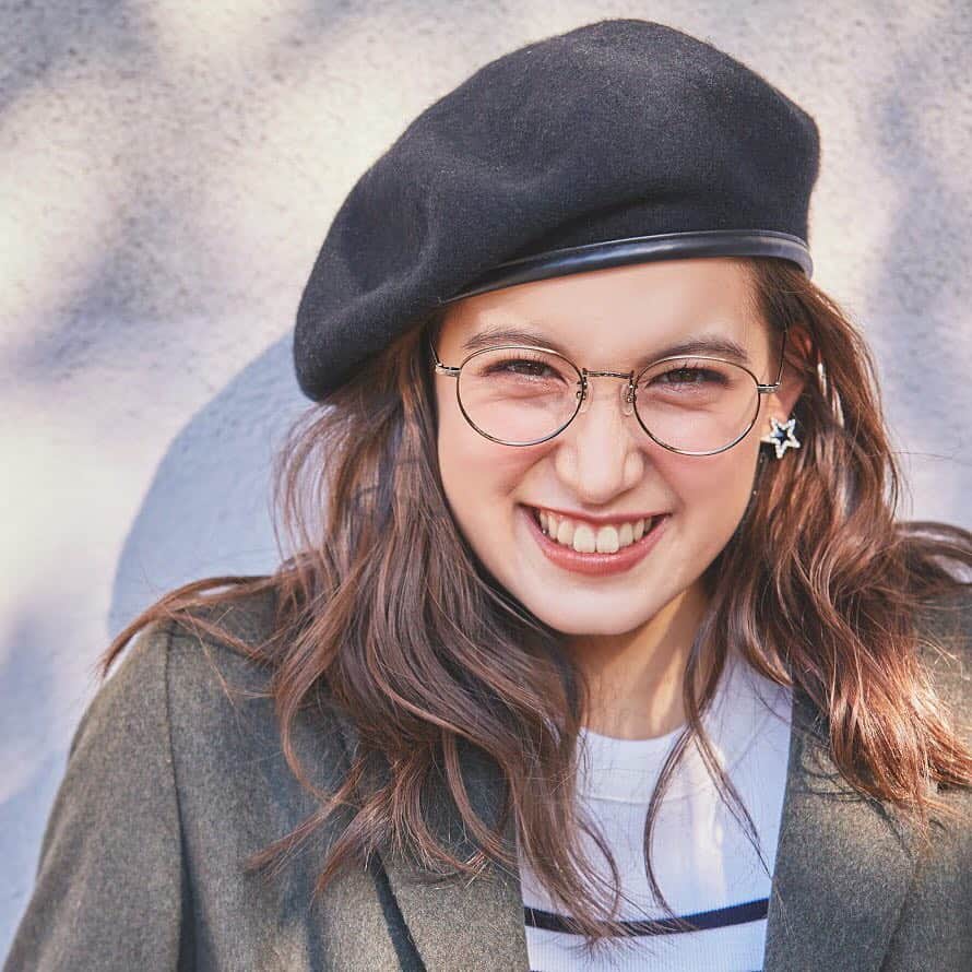 Cancam Fashionさんのインスタグラム写真 Cancam Fashioninstagram マンネリ化してきた冬のコーデに喝を入れたいとき 頼れるのはやっぱり小物 大きめの 丸メガネ ベレー帽 で こなれたトラッドスタイルの完成 Cancam