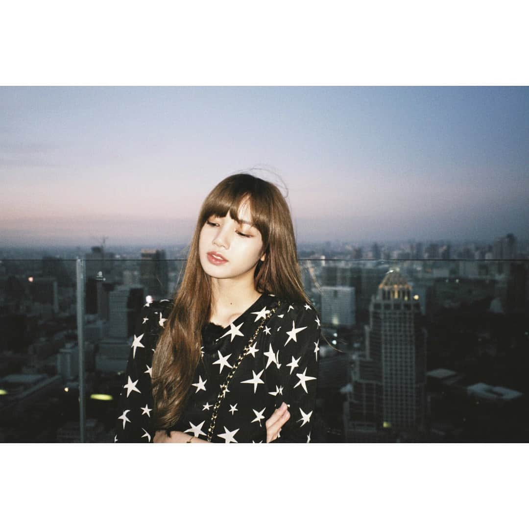 BLACKPINKさんのインスタグラム写真 - (BLACKPINKInstagram)「#BLACKPINK#LISA#블랙핑크#리사#날라리사#블핑하우스 🌜BANGKOK🌛」1月29日 13時27分 - blackpinkofficial