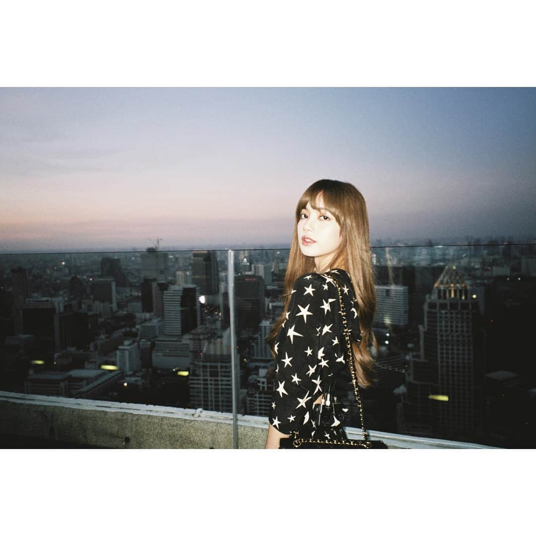 BLACKPINKさんのインスタグラム写真 - (BLACKPINKInstagram)「#BLACKPINK#LISA#블랙핑크#리사#날라리사#블핑하우스 🌜BANGKOK🌛」1月29日 13時27分 - blackpinkofficial