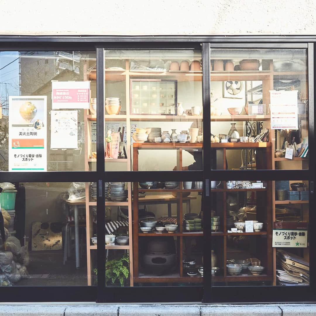 東京メトロ/Find my Tokyo.さんのインスタグラム写真 - (東京メトロ/Find my Tokyo.Instagram)「【challenge193】電動ろくろで湯呑みを作ろう！ 美火土陶碗（みかどとうわん）では、お茶道具が専門の陶芸家、藍澤 彰さんが教えてくれる陶芸教室を開催。体験教室では、手回しろくろを使うことが一般的なのですが、初心者でも希望者には電動ろくろを使わせてくれるんです。 #プレゼントにぴったり #電動ろくろ #美火土陶碗 #陶芸 #陶芸教室 #陶芸家 #西日暮里 #FindmyTokyo #ギャラリー」1月29日 14時31分 - challenge_find_my_tokyo