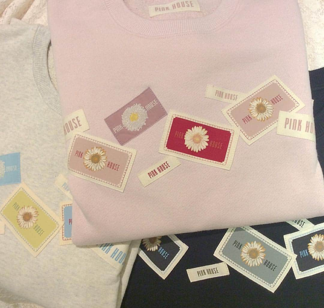 PINKHOUSE CHELSEAさんのインスタグラム写真 - (PINKHOUSE CHELSEAInstagram)「マーガレットワッペントレーナー🌷💕 col:Pink.Black.Lightgray size:M price:¥10,000+tax PINKHOUSEの商品です💕 . . #pinkhousechelsea  #pinkhouse  #ピンクハウスチェルシー #ピンクハウス #トレーナー #ロゴ  #ワッペン #マーガレット #casual #pink #black #kawaii」1月29日 15時17分 - pinkhouse_chelsea