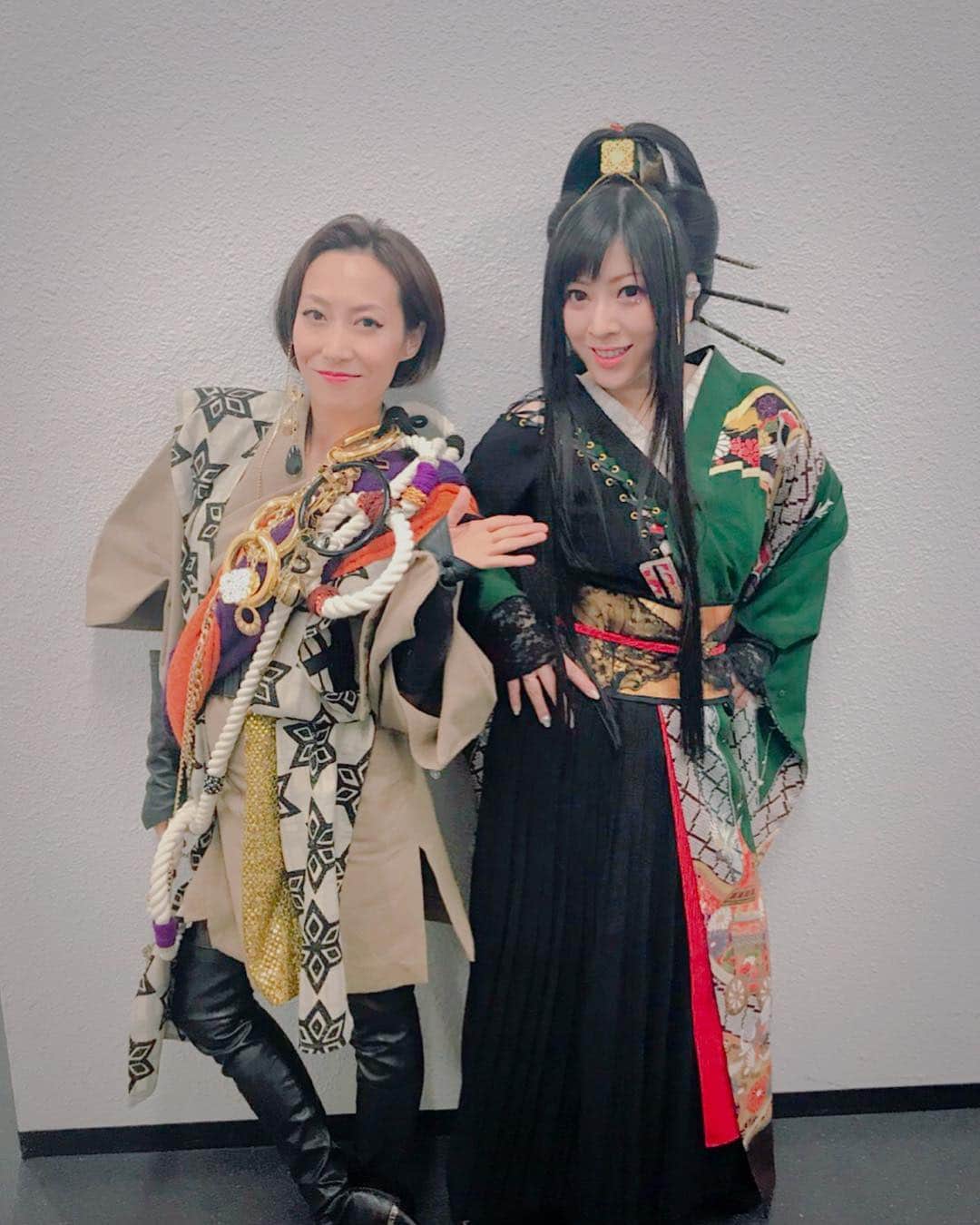 鈴華ゆう子のインスタグラム：「一青窈さんが和楽器バンド横浜アリーナにスペシャルゲストとしてきて下さいました。一青さんが日本国詞を書いてくださった「東風破」を共に歌唱してくださり、夢のようなひとときでした。ありがとうございました。」