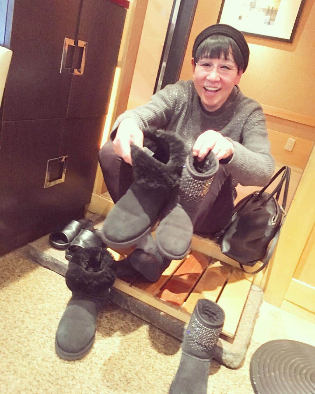 あびる優さんのインスタグラム写真 - (あびる優Instagram)「あびるクツ小さいな〜😆👣って。 多分アコさんが大きいんだと思います🙋笑 残念ながら写真じゃあまり伝わらない。。👻💦 あびる温泉でも行かへん〜♨️？ って、会話もあったけど、結局いつものお店でまった2人ゴハンになりました☺️❣️ 私達が2人で温泉に行ったらどんな絵面になるんだろ。。🙄♨️ #bigmama#smile#cve#love#happy#fun#ビッグママ#和田アキ子#まったり#ランチ#幸せ」1月29日 18時04分 - yuabiru74