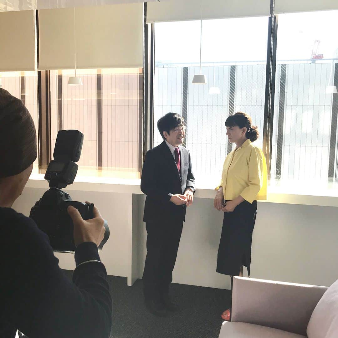 藤原美智子さんのインスタグラム写真 - (藤原美智子Instagram)「昨日はMICHIKO.LIFEの #対談 のお仕事をしたのですが、その時に着る黄色の #シャツジャケット に合わせて(2番目のpic)、15年ほど前(?)に購入した #マリーエレーヌドゥタイヤック の #ネックレス を合わせてみました。 ・ 久しぶりにしてみたのですが、やっぱり、この色も可憐さもキュートさも好きだな〜💓(と、#ドヤ顔 になっている😅) ・ ところで、対談をさせていただいたのは念願の炭酸研究の第一人者である #前田眞治 先生。 #炭酸 についていろいろお話を伺いました。 炭酸って知れば知るほど、やっぱり凄いっ😆対談内容は後日、MICHIKO.LIFEのサイトにてアップしますので、お楽しみに✨ ・ ありがとうございましたm(__)m❣️ ・ #カラーストーン #綺麗な色  #この春は #綺麗な色が気になる #炭酸美容 #炭酸は美容にも #健康にも 👍 #藤原美智子  #fujiwaramichiko  #michikolife」1月30日 5時38分 - michiko.life