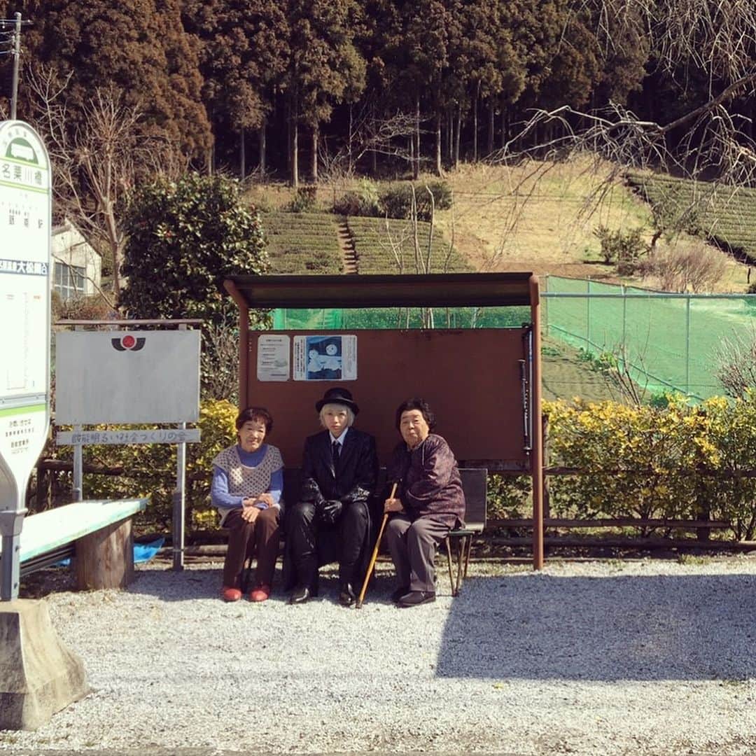 安藤サクラさんのインスタグラム写真 - (安藤サクラInstagram)「ご近所の方とおしゃべり。#鎌倉ものがたり 🌈💫☁️🌚☁️💫🌈」1月29日 22時29分 - sakuraando