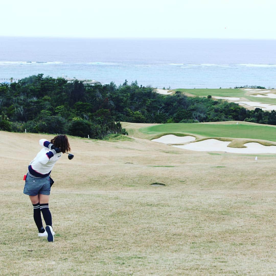 のインスタグラム：「海に向かって🏌️‍♂️‍♀️ #ゴルフ #ゴルフ女子 #沖縄 #gtバーディーズ」