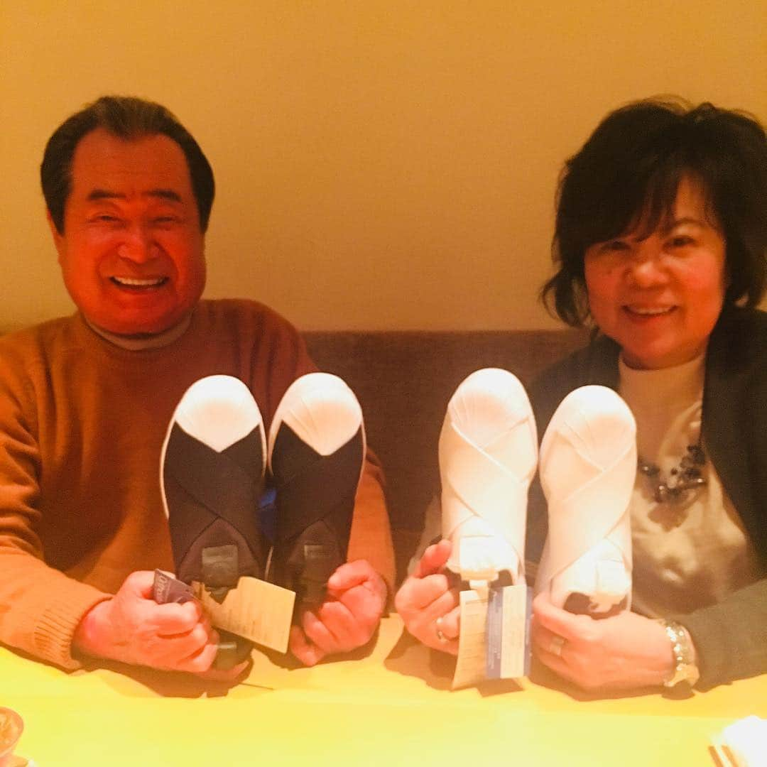 渡辺雄介さんのインスタグラム写真 - (渡辺雄介Instagram)「父、70歳になった。おめでとう。そして二人は結婚40周年。お揃いのスニーカーでたくさん歩いて。」1月29日 23時27分 - yusuke__watanabe