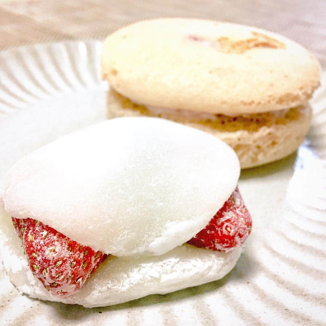 のインスタグラム：「念願の雅庵のいちご大福🍓とふんわり苺🍓去年は一度も買えず、2年越しに出会えた！ 毎シーズン色々な和菓子屋さんを食べ歩いてるけど、粒餡はここがダントツの美味しさ✨ #いちご大福 #雅庵 #食べ比べ #和菓子 #甘味 #japanesefood #traditionalfood #sweets #sweet #foodie #food #foodstagram」