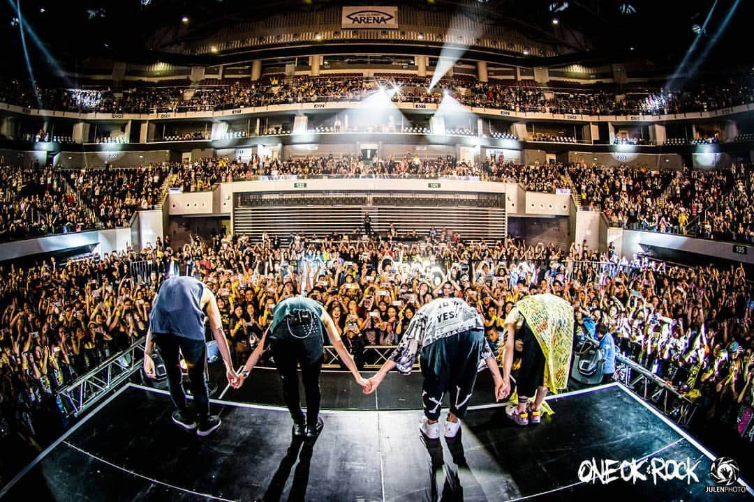 ONE OK ROCKさんのインスタグラム写真 - (ONE OK ROCKInstagram)「MANILA！ #oneokrock #ambitions #asiatour #manila  photo by @julenphoto」1月30日 2時43分 - oneokrockofficial