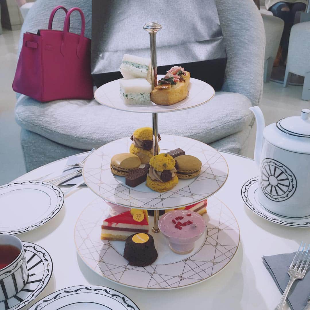 suika0601のインスタグラム：「Cafe Dior☕️🍰ハイティーは頼みたくなるけど、甘いものいっぱい食べれなくて、いつもしょっぱい物がもっと食べたくなる〜〜🤔🙃 #cafedior #diorcafe どっちかな、、 #hightea #afternoontea #ginza」