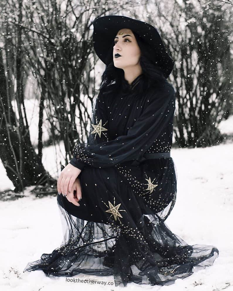 LOOKBOOKのインスタグラム：「Have a magical Monday 💫 "The Witching Hour"  Who: Ellone Andreea 👉 lb.nu/ellone_andreea @ellone_andreea Wearing: @hm sheer star dress, @drmartensofficial boots, @mango button down, @hm felt witch hat, @hm skinny jeans Member since: with @lookbook since 2011」