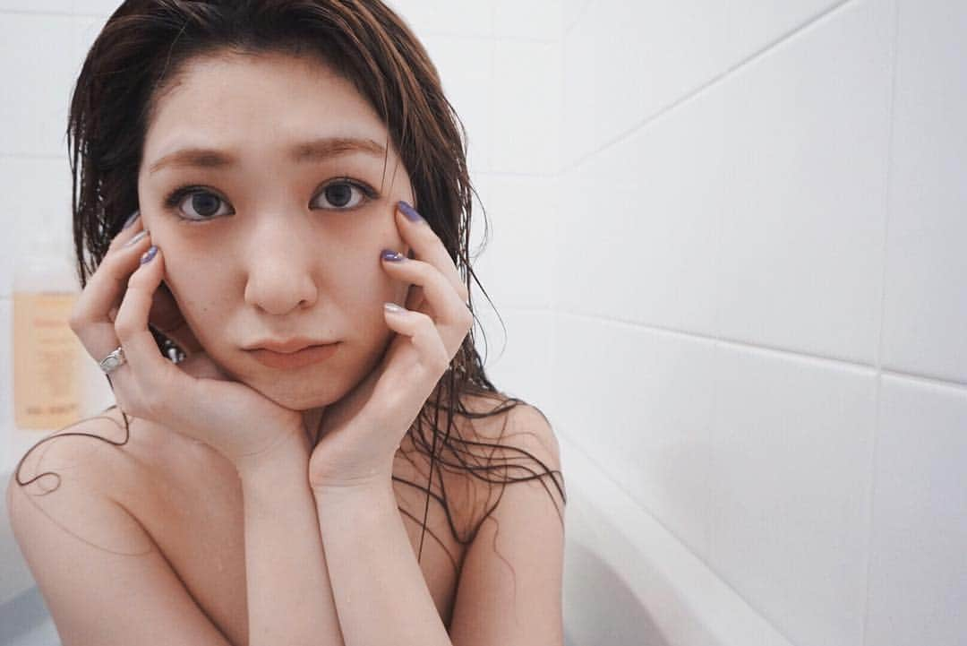 上福ゆきさんのインスタグラム写真 - (上福ゆきInstagram)「- good morning 最近好きなの朝シャン🛁 #bathtime #男顔」1月30日 7時17分 - yuki_kamifuku