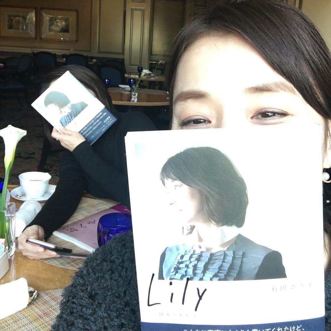 石田ゆり子さんのインスタグラム写真 - (石田ゆり子Instagram)「lily -日々のカケラ- 本日より発売です。 (すでに数日前から一部の 店頭に並んでいるようですが👀) 派手なことは何もない本ですが、 正直に書くことだけを 心がけました。 ハニタビのシールの おまけ付き 👻🐵 この日を無事に迎えられて 嬉しいです。 感謝です…。」1月30日 11時32分 - yuriyuri1003