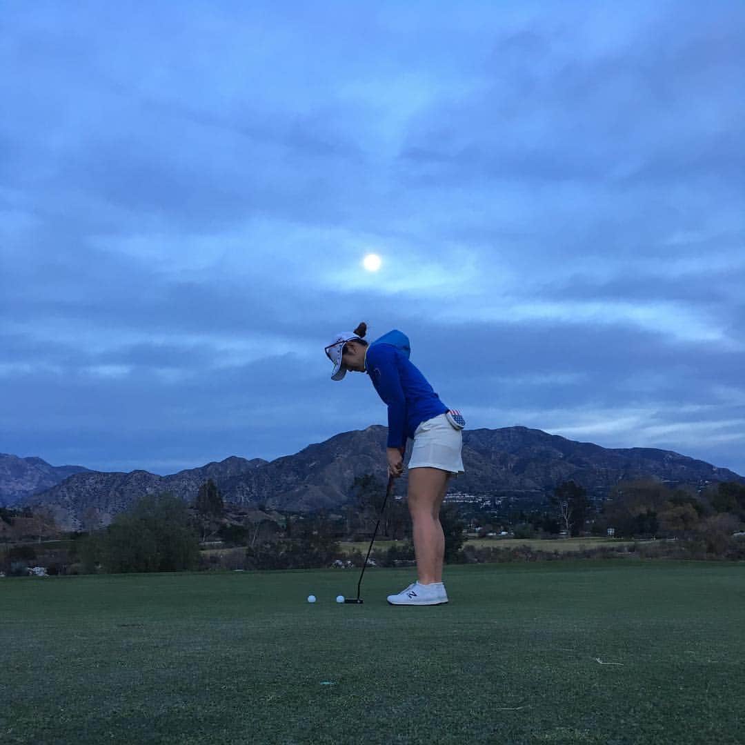 渡邉彩香のインスタグラム：「今日もお疲れ様でした😊 いつの間にか月が出てた〜🌕🌙 毎日25度越えです☀️」
