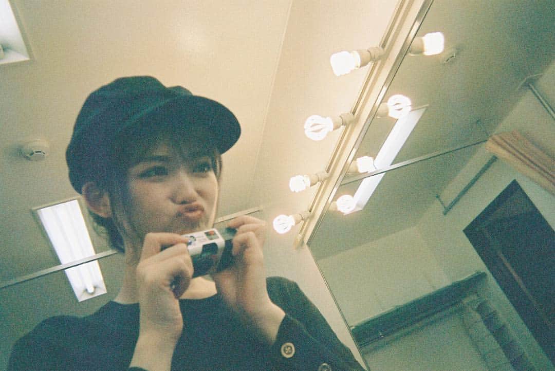 乃木坂46のインスタグラム：「本日のオフショットは#松村沙友理 さん📸写ルンですでのオフショットでおしゃれに💜  #N46MODE #乃木坂46 #松村沙友理」