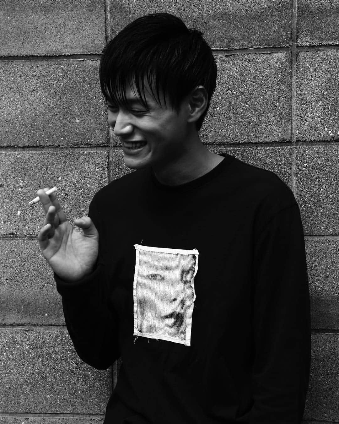 カンのインスタグラム：「Off-shot📸🚬😁 #tokyo #nagoya #korea #korean #モデル #model #모델 #タバコ #cigarette #tabacco #smile #笑顔 #😁 #off #shot #fashionshowmodel #189cm #followme」