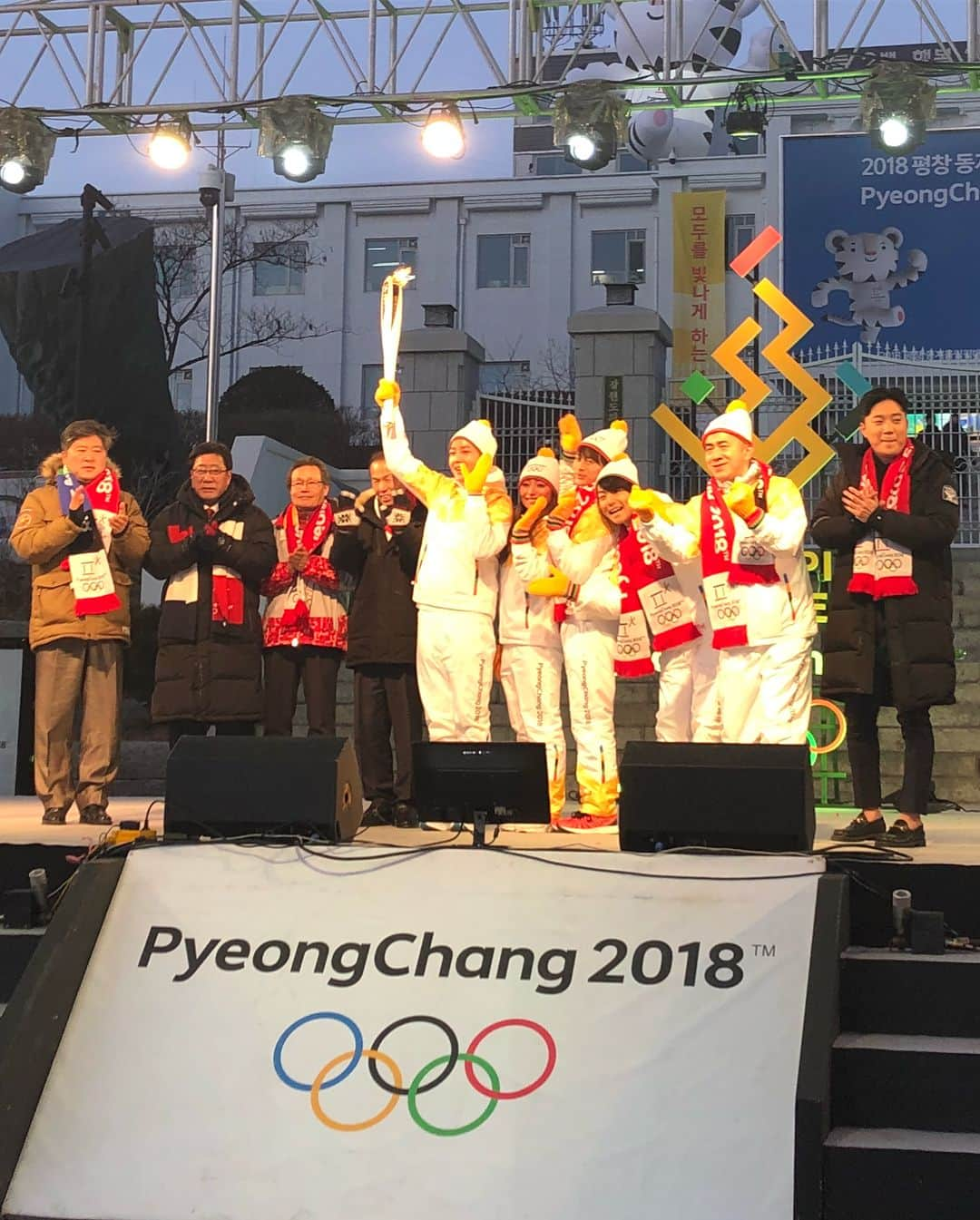 安藤美姫さんのインスタグラム写真 - (安藤美姫Instagram)「I went to Korea for @pyeongchang2018 torch run🇰🇷🔥 It was an honor to be there as a torch runner for Olympic Games🙏🌍✨✨✨ my heart and soul will be with all the athletes who will compete at Olympics🙏♥️ 先日、平昌オリンピックの聖火ランナーとして参加させて頂きました。  聖火はオリンピックアスリートにとって希望であり夢であり魂のような炎です!!! この炎には本当に沢山の人の想いが詰まって開幕式で灯されます。 私も選手が個々に輝き、自分の演技や記録が出せるように…そしてなにより怪我なくオリンピック期間を過ごせるようにと心を込めて走らせて頂きました🙏😌❄️ そして4年に1度 世界中が注目し、心が1つになる瞬間でもあるのではないでしょうか😌😌😌 なので、世界平和の想いも込めて走らせても頂きました🙏🌍♥️ こんな素敵な機会をいただき光栄です😌🇰🇷🇯🇵✨♥️ #pyeongchang2018  #torchrelay  #roadtopyeongchang  #gangwondo  #平昌オリンピック #韓国 #江原道」1月30日 23時20分 - miki_m_ando0403