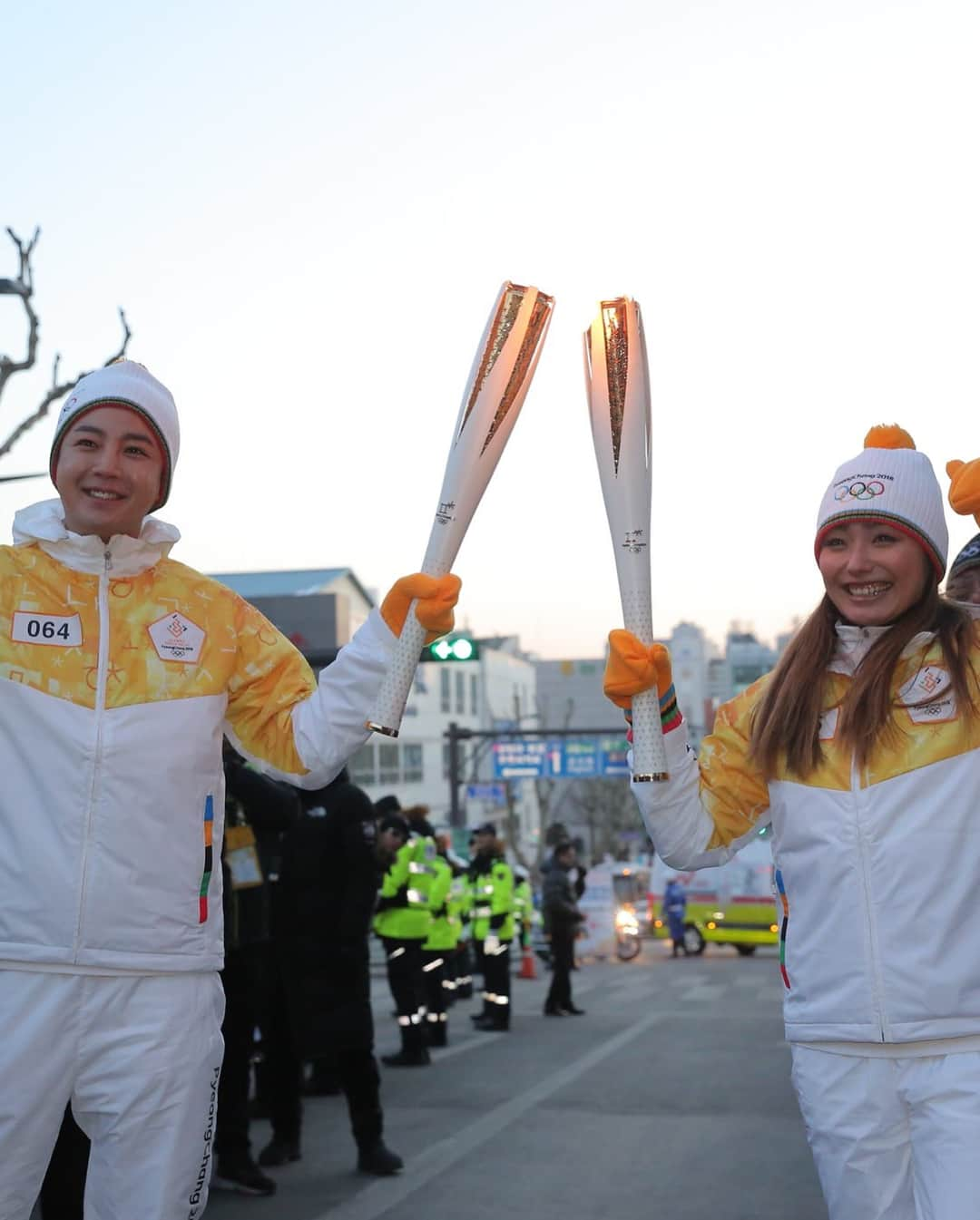 安藤美姫さんのインスタグラム写真 - (安藤美姫Instagram)「I went to Korea for @pyeongchang2018 torch run🇰🇷🔥 It was an honor to be there as a torch runner for Olympic Games🙏🌍✨✨✨ my heart and soul will be with all the athletes who will compete at Olympics🙏♥️ 先日、平昌オリンピックの聖火ランナーとして参加させて頂きました。  聖火はオリンピックアスリートにとって希望であり夢であり魂のような炎です!!! この炎には本当に沢山の人の想いが詰まって開幕式で灯されます。 私も選手が個々に輝き、自分の演技や記録が出せるように…そしてなにより怪我なくオリンピック期間を過ごせるようにと心を込めて走らせて頂きました🙏😌❄️ そして4年に1度 世界中が注目し、心が1つになる瞬間でもあるのではないでしょうか😌😌😌 なので、世界平和の想いも込めて走らせても頂きました🙏🌍♥️ こんな素敵な機会をいただき光栄です😌🇰🇷🇯🇵✨♥️ #pyeongchang2018  #torchrelay  #roadtopyeongchang  #gangwondo  #平昌オリンピック #韓国 #江原道」1月30日 23時20分 - miki_m_ando0403