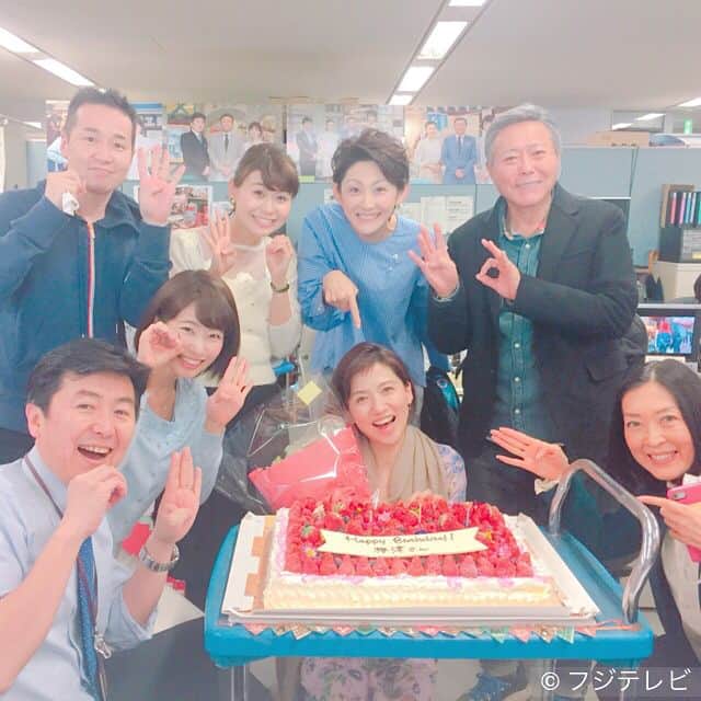 フジテレビ「とくダネ！」のインスタグラム：「久しぶりの投稿になってしまいました😥今日は番組終わりにスタッフルームにケーキが登場…🎂 今日1月30日は、我らが梅津アナの誕生日なのです😌💖 みんなでイチゴたっぷりケーキでお祝いしました！  #とくダネ #梅津アナ #happybirthday💖 #とくダネファミリー」